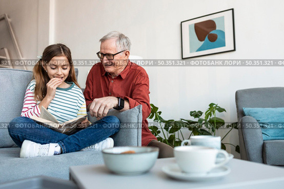 grandfather girl reading together. Стоковое фото, агентство Ingram Publishing / Фотобанк Лори