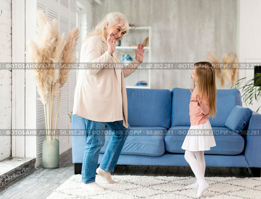 grandma with girl home playing. Стоковое фото, агентство Ingram Publishing / Фотобанк Лори