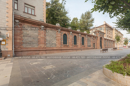 Гранитная ограда  бывшей усадьбы фон Дервиза в Москве (2024 год). Стоковое фото, фотограф Владимир Чинин / Фотобанк Лори
