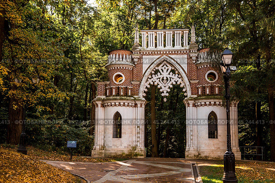 Grape gates in Tsaritsyno Autumn Park in Moscow.Tsaritsyn Park is one of the main tourist attractions of Moscow. Russia. (2023 год). Стоковое фото, фотограф Photojuli / Фотобанк Лори