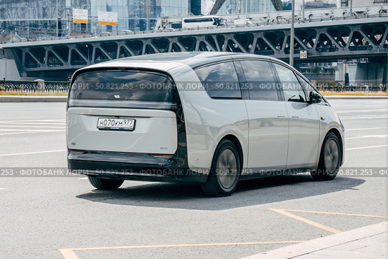 Gray passenger battery electric minivan Li Mega in the city street. Rear side view of premium Chinese MPV in motion. Редакционное фото, фотограф Константин Григорьев / Фотобанк Лори