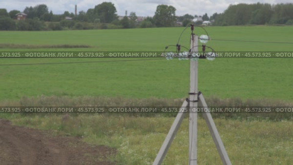 Green field, lighting pole, electricity pole зеленое поле, осветительный столб, столб электричества. Стоковое видео, видеограф Опока Алексей / Фотобанк Лори