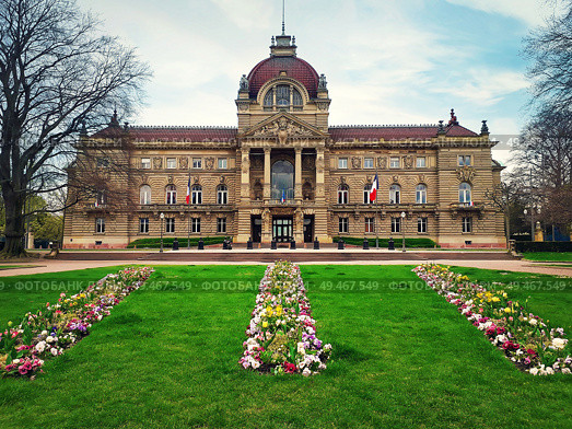 Green grass and flowers in front of Palais du Rhin. Strasbourg Republic Square (Place de la Republique). Prussian architecture Palace. Стоковое фото, агентство Ingram Publishing / Фотобанк Лори