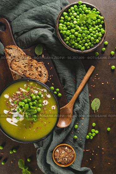 Green pea soup with linseed and pumpkin and sunflower seeds on a rustic kitchen countertop. Стоковое фото, агентство Ingram Publishing / Фотобанк Лори