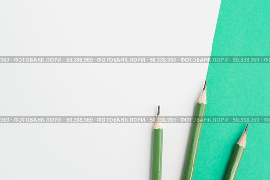 green sharp pencils dual background. Стоковое фото, агентство Ingram Publishing / Фотобанк Лори