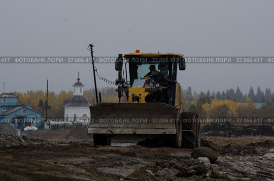Грейдер ровняет землю. Строительство аэропорта (2020 год). Стоковое фото, фотограф Яковлев Сергей / Фотобанк Лори