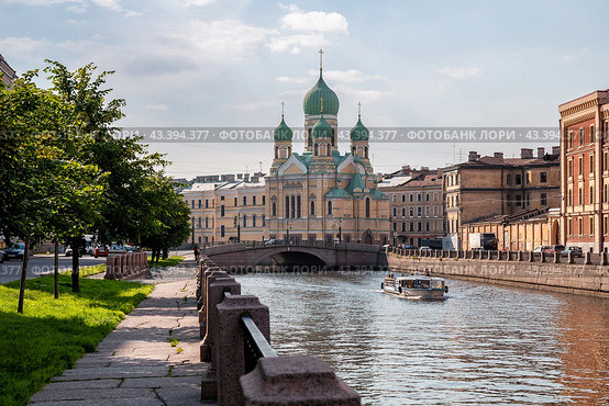 Griboyedov Canal next to the Church of St. Isidore of Yuryevsky. St. Petersburg, Russia (2012 год). Стоковое фото, фотограф Юлия Бабкина / Фотобанк Лори