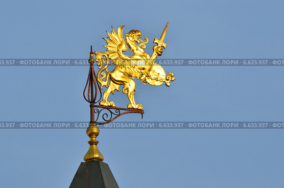 Грифон на шпиле Палат бояр Романовых (2014 год). Редакционное фото, фотограф Овчинникова Ирина / Фотобанк Лори