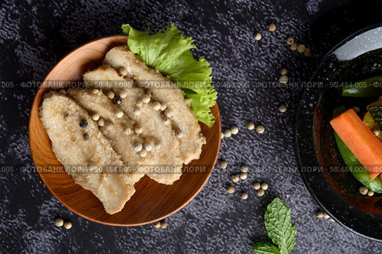 Grilled chicken breast, sprinkled with pepper, placed on a wooden plate. selective focus. Стоковое фото, агентство Ingram Publishing / Фотобанк Лори