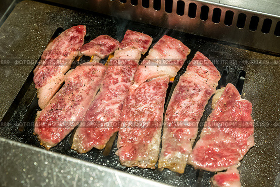 grilled Freshness Japanese wagyu A5 Beef yakiniku. Стоковое фото, агентство Ingram Publishing / Фотобанк Лори