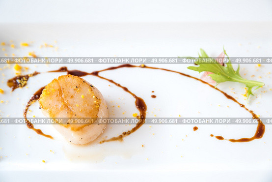 Grilled fried scallop, gourmet japanese cuisine. Стоковое фото, агентство Ingram Publishing / Фотобанк Лори