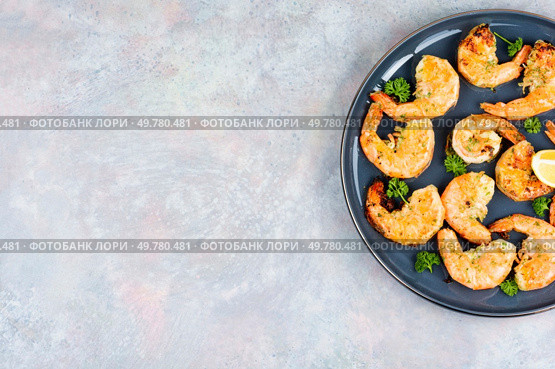 Grilled giant Argentinian red prawns with herb marinade. Plate with seafood. Free space for your text.. Prawns, grilled river shrimp. Стоковое фото, агентство Ingram Publishing / Фотобанк Лори