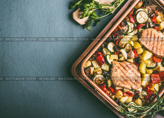 Grilled vegetables and meat in grill  grate try, top view. Стоковое фото, агентство Ingram Publishing / Фотобанк Лори