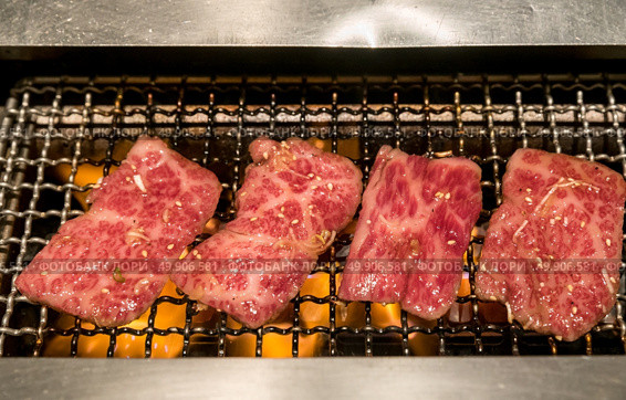 grilled wagyu beef Japanese meat BBQ yakiniku. Стоковое фото, агентство Ingram Publishing / Фотобанк Лори