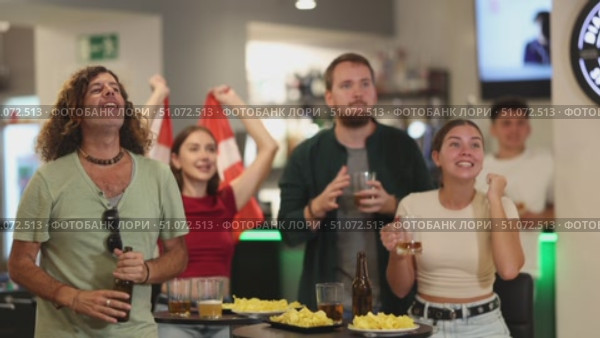 Group of fans in bar with Danish flag. Стоковое видео, видеограф Яков Филимонов / Фотобанк Лори