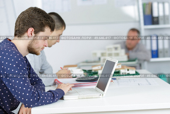 group of students working on construction project. Стоковое фото, агентство Ingram Publishing / Фотобанк Лори