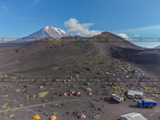 Group of tents are set up on a mountain. Стоковое фото, фотограф Олег Спиридонов / Фотобанк Лори