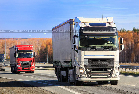 Group of trucks with containers moves along  highway. Стоковое фото, фотограф Юрий Бизгаймер / Фотобанк Лори