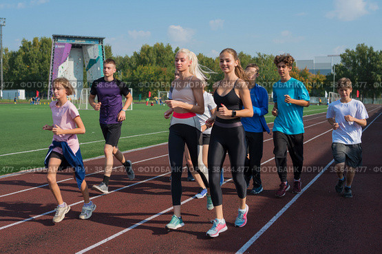 Group of young athletes training at the stadium. Молодые атлеты на стадионе. Стоковое фото, фотограф Jan Jack Russo Media / Фотобанк Лори