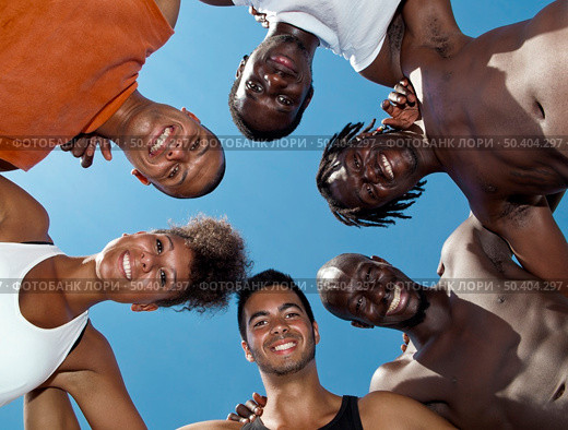 Group portrait of male and female young people in outdoor. Стоковое фото, агентство Ingram Publishing / Фотобанк Лори
