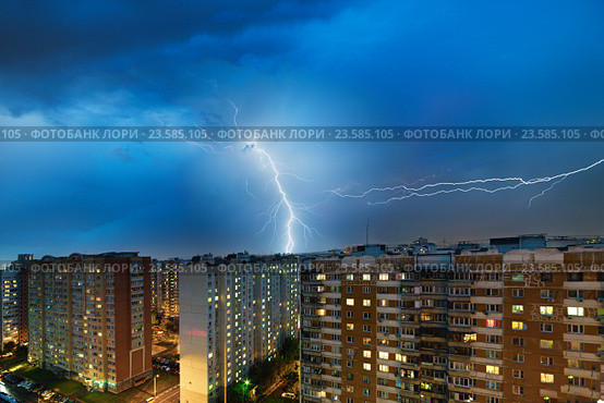 Гроза и молния над городом. Стоковое фото, фотограф Андрей Радченко / Фотобанк Лори