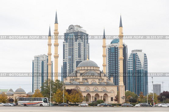 GROZNY, RUSSIA - November 05, 2022: Daily life in Chechen Republic. Main mosque of the Chechen Republic - Akhmad Kadyrov Mosque (Heart of Chechnya) and and skyscrapers of Grozny-city. Редакционное фото, фотограф Ирина Михайличенко / Фотобанк Лори