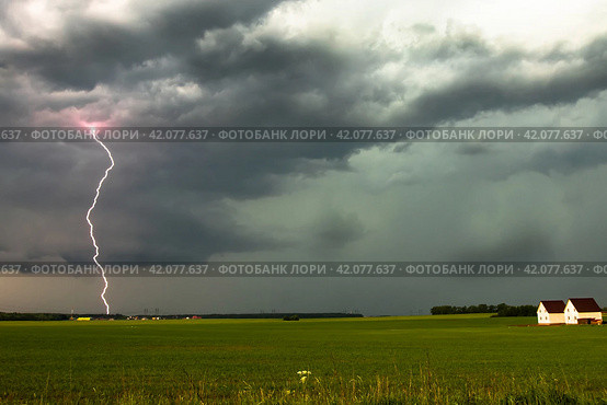 Грозовой фронт над полями России. Молния. Стоковое фото, фотограф Сергей Крамарев / Фотобанк Лори