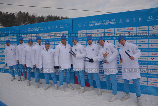 Группа мужчин в белых пуховиках (2019 год). Редакционное фото, фотограф Светлана Грызлова / Фотобанк Лори