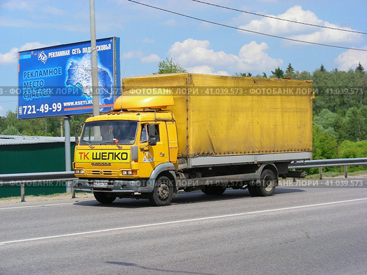 Грузовик на дороге. Калужское шоссе. Автомобильная дорога общего пользования федерального значения А-130. Поселение Десеновское. Город Москва (2014 год). Редакционное фото, фотограф lana1501 / Фотобанк Лори