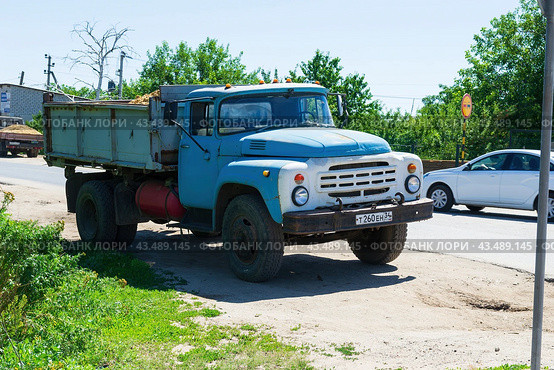 Грузовой автомобиль, самосвал  ЗИЛ-130 на территории дачного кооператива. Волгоград, улица Латошинская, Россия (2024 год). Редакционное фото, фотограф Андрей Цыганков / Фотобанк Лори