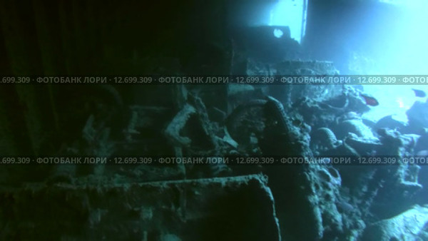 Грузовой трюм с грузом автомобилей и мотоциклов на затонувшем судне SS Thistlegorm (2014 год). Редакционное видео, видеограф KEN VOSAR / Фотобанк Лори
