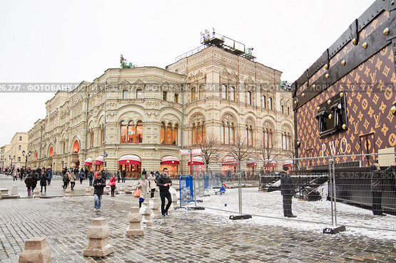 ГУМ и павильон-чемодан Louis Vuitton на Красной площади в Москве (2013 год). Редакционное фото, фотограф Алёшина Оксана / Фотобанк Лори