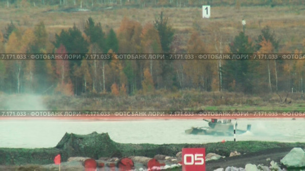 Гусеничный бронетранспортер БМД - 4М в воде (2015 год). Редакционное видео, видеограф Сергей Буторин / Фотобанк Лори