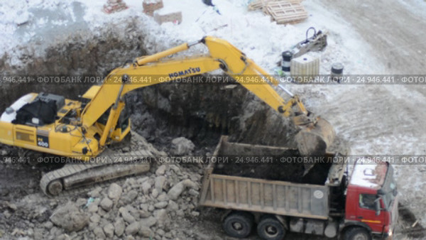 Гусеничный экскаватор Komatsu PC-400 работает на стройке (2012 год). Редакционное видео, видеограф Сергеев Валерий / Фотобанк Лори