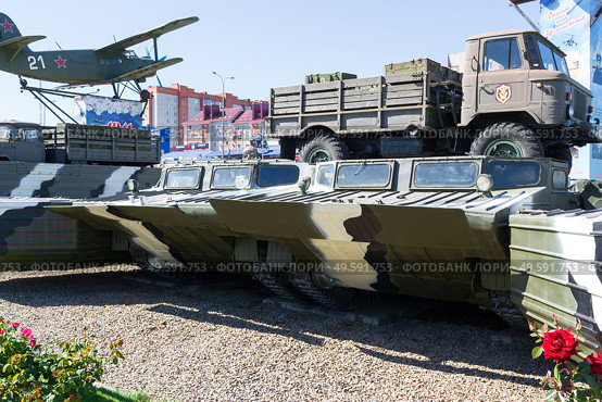 Гусеничный самоходный паром ГСП с автомобилем ГАЗ-66, плавающий транспортёр для преодоления водных преград. Каменск-Шахтинский, Ростовская область, Россия. (2021 год). Редакционное фото, фотограф Андрей Цыганков / Фотобанк Лори