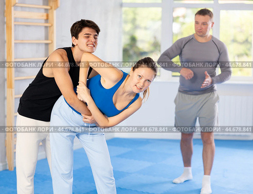 Guy and woman train to perform defense of strangling opponent, while learning self-defense. Стоковое фото, фотограф Яков Филимонов / Фотобанк Лори
