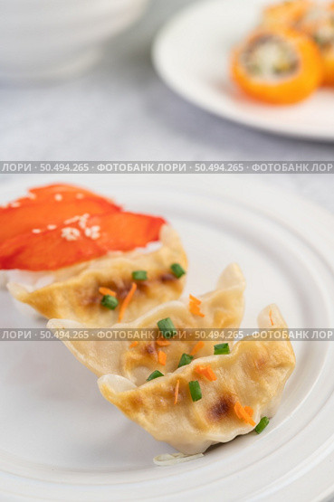 Gyoza beautifully arranged in a white plate. Стоковое фото, агентство Ingram Publishing / Фотобанк Лори