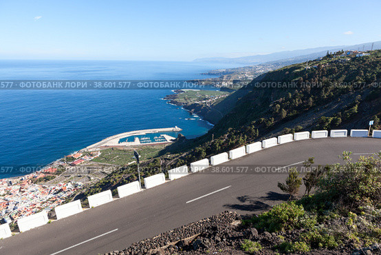 Hairpin narrow road leading down to ocean coast. Garachico is an ancient and the most visited town on the north of island of Tenerife. Canary, Spain (2016 год). Стоковое фото, фотограф Кекяляйнен Андрей / Фотобанк Лори