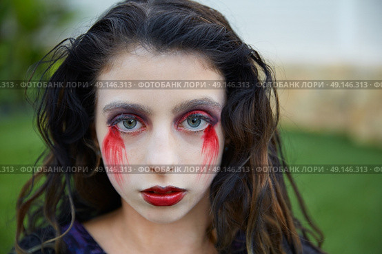 Halloween kid girl custome with bloody makeup on backyard turf. Стоковое фото, агентство Ingram Publishing / Фотобанк Лори