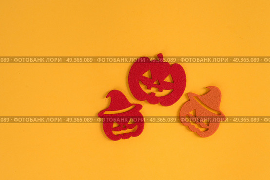 Halloween scene on orange background. Halloween flat lay scene with pumpkins, copy space on orange background. Стоковое фото, агентство Ingram Publishing / Фотобанк Лори