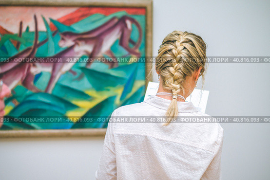 HAMBURG, GERMANY - 9 JULY 2017: Jung women visit musium of art on museum open door day in Hamburg on 9 July 2017. Стоковое фото, фотограф Igor Tichonow / Фотобанк Лори