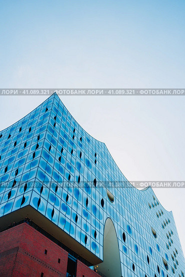 Hamburg, Germany - May 17, 2018: Elbphilharmonie in hafencity district, Hamburg, Germany. Стоковое фото, фотограф Igor Tichonow / Фотобанк Лори