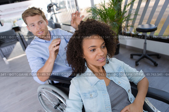 handicapped hairdresser and his client. Стоковое фото, агентство Ingram Publishing / Фотобанк Лори