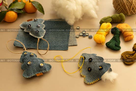 Handmade christmas ornaments made of felt in the workshop. Christmas tree made from old denim. Стоковое фото, фотограф Оксана Шведкова / Фотобанк Лори