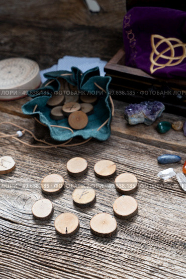 Handmade runes for fortunetelling in leather bag close up. Handmade runes for fortunetelling. Стоковое фото, агентство Ingram Publishing / Фотобанк Лори
