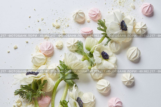 Handmade sweet pink zephyr marshmallow represented with white flowers over white background. Heart small candies. Valentine’s day concept.. Design of zephyr marshmallow on white background. Стоковое фото, агентство Ingram Publishing / Фотобанк Лори