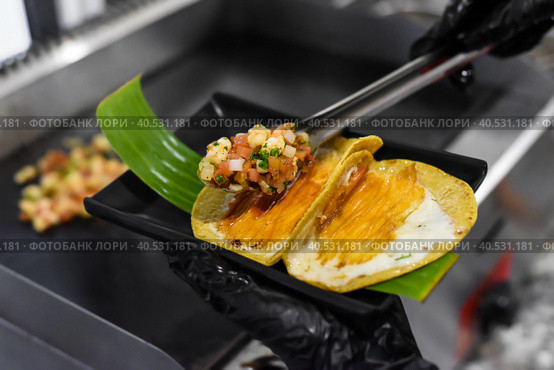Hands cooking tacos in a mexican restaurant. Стоковое фото, фотограф Татьяна Терехина / Фотобанк Лори