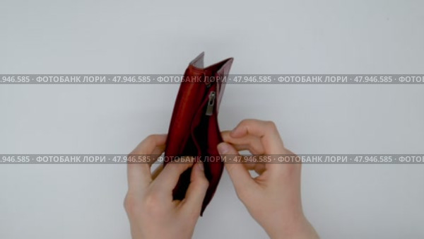 Hands showing empty red wallet. Стоковое видео, видеограф Катерина Белякина / Фотобанк Лори