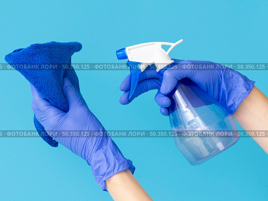 hands with surgical gloves holding cloth ablution. Стоковое фото, агентство Ingram Publishing / Фотобанк Лори