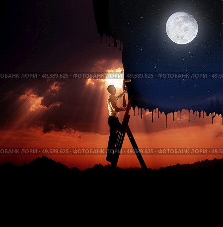 Handsome and ambitious man painting a sky - business concept. Стоковое фото, агентство Ingram Publishing / Фотобанк Лори
